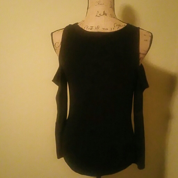 White and Black off the shoulder top. - Picture 6 of 8